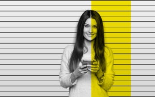 Werbeagentur Konstanz / Bodensee, Frau nutzt Smartphone