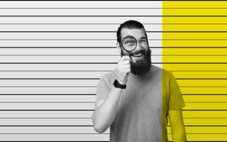 Werbeagentur Konstanz / Bodensee, Mann schaut vor einer Mugshotwand durch eine Lupe