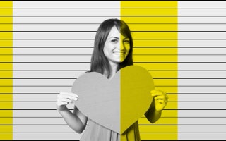 Frau steht mit Herz in der Hand vor einer Gegenüberstellungswand in Werbeagentur Konstanz am Bodensee